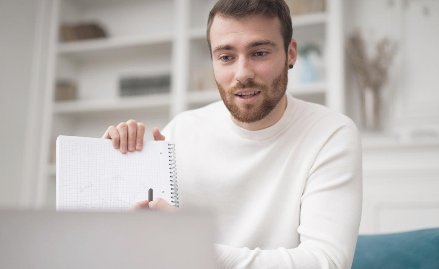 Equipo de trabajo colaborando en proyecto financiero