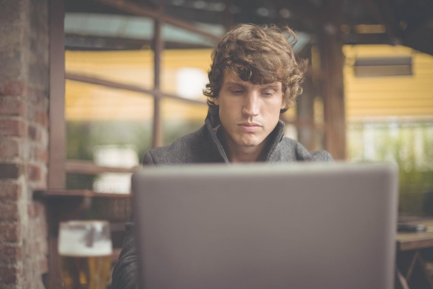 Persona trabajando con análisis financiero y calculadora